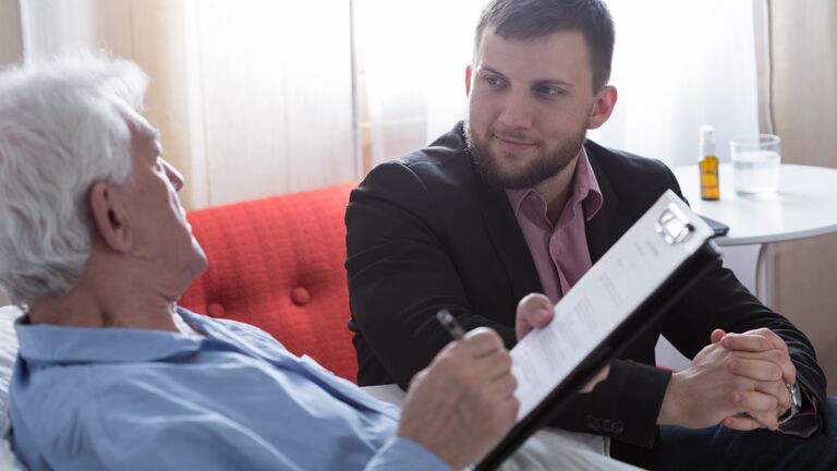 Договор дарения квартиры между родственниками в 2025 году: как оформить, сколько стоит и кто платит налог — РИА Новости