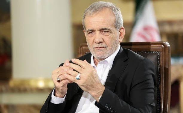 В отличие от Хаменеи? Пезешкиан настроен на переговоры с США