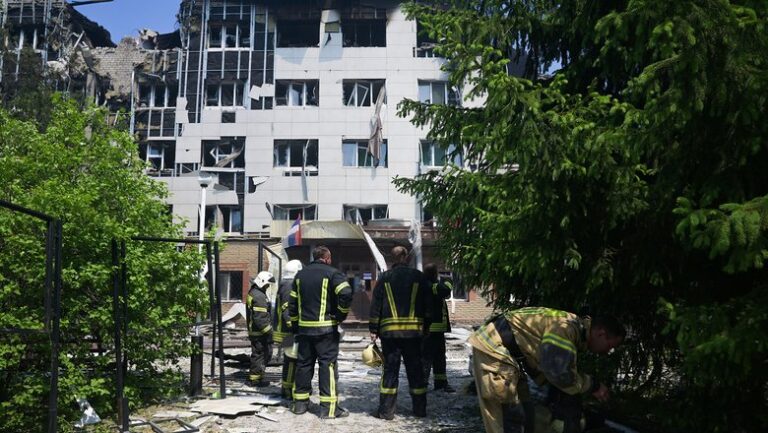 Число погибших при ударе ВСУ по Старобельску возросло до шести
