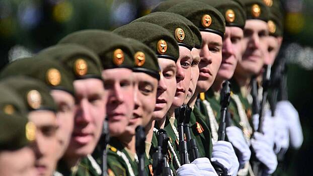 Пешие парадные расчеты выдвинулись к Кремлю