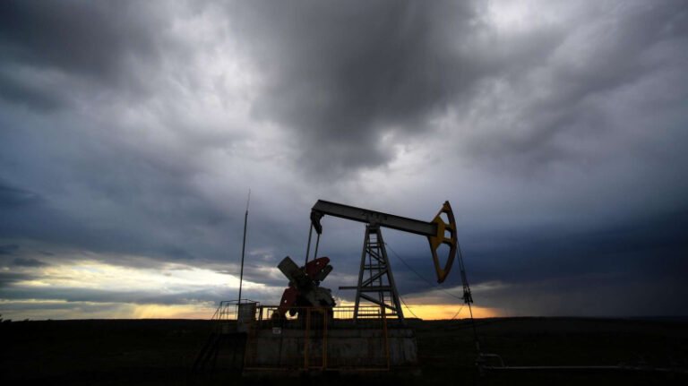 Нефть резко подешевела на мировых рынках