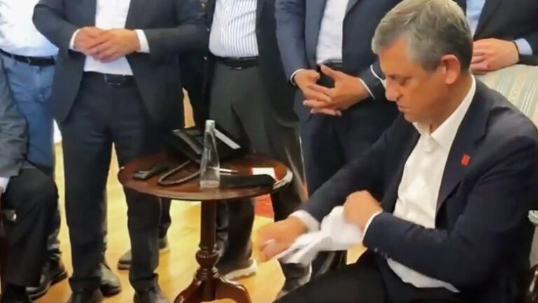 Полиция взяла штурмом штаб-квартиру главной оппозиционной партии Турции