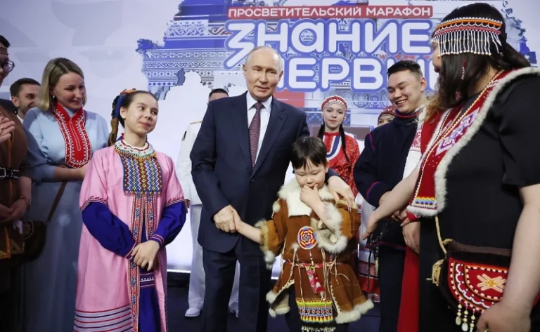 Путин на встрече с коренными народами «дал пять» юному мультипликатору