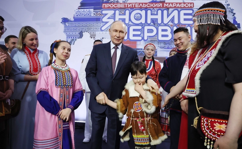 Путин на встрече с коренными народами «дал пять» юному мультипликатору