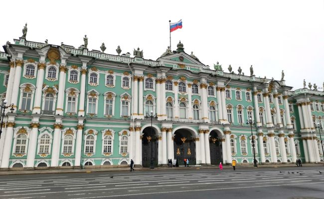 Разорившийся предприниматель захватил с ножами императорский трон в Эрмитаже