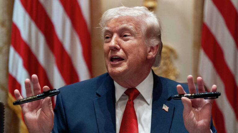 Трамп: Зеленский хитрит, пока США  добиваются мира на Украине